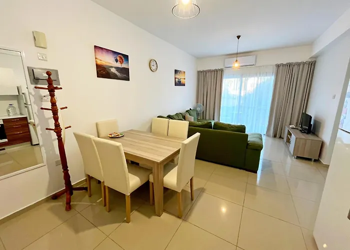 Quitet Two Bedroom With Private Garden Lukomorye D2 דירה