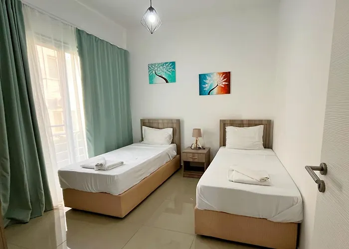 Quitet Two Bedroom With Private Garden Lukomorye D2 דירה *